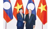 Thủ tướng Nguyễn Xuân Phúc đón Thủ tướng Lào Thongloun Sisoulith Ảnh: TTXVN