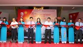 Các đại biểu cắt băng khai mạc triển lãm. Ảnh: TTXVN