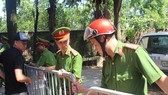 Công an đang làm nhiệm vụ bảo vệ quá trình thực nghiệm hiện trường. Ảnh: VOV