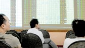 Chỉ số VN-Index đã trượt khỏi ngưỡng 900 điểm. Ảnh: THÀNH TRÍ 