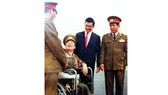 Các đồng chí lãnh đạo Đảng, Nhà nước, Bộ Quốc phòng trong một lần thăm hỏi Anh hùng LLVTND Nguyễn Văn Thương