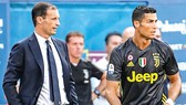 HLV Allegri vẫn đang chờ Ronaldo (phải) “thông nòng”