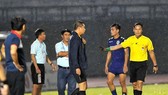 Trọng tài Văn Lập lại "nổi tiếng" sau vòng 22. Ảnh: NGUYỄN NHÂN