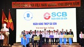 Ông Nguyễn Ngọc Sơn - Giám đốc Học viện SCB đã trao học bổng trị giá 50 triệu đồng cho “Quỹ học bổng BUH” của Trường Đại học Ngân hàng TPHCM