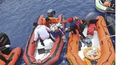 Lực lượng tìm kiếm cứu hộ chuyển các đồ vật, tư trang của nạn nhân vụ tai nạn máy bay Lion Air JT 610. Ảnh: THX/TTXVN