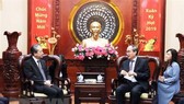 Đồng chí Nguyễn Thiện Nhân - Bí thư Thành ủy TPHCM tiếp ông Hùng Ba, tân Đại sứ Trung Quốc tại Việt Nam. Ảnh: TTXVN