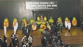 Đoàn đại biểu Hội đồng Lý luận Trung ương viếng đồng chí Nguyễn Đức Bình. Ảnh: TTXVN