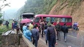 Xe khách đấu đầu xe tải, nhiều người bị thương