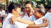 Cựu binh Gạc Ma ôm nhau thắm thiết ngày gặp lại. Ảnh: NGỌC OAI