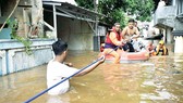 Người dân được sơ tán khỏi khu vực lũ lụt ở Jakarta, Indonesia. Ảnh Reuters