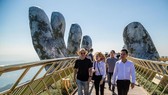 Tỷ phú Joe Lewis tham quan cầu Vàng Đà Nẵng