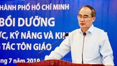 Đồng chí Nguyễn Thiện Nhân báo cáo tại lớp bồi dưỡng. Ảnh: hcmcpv