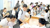 Khai thuế thu nhập cá nhân tại Cục Thuế TPHCM. Ảnh: KIM NGÂN