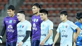 Các tuyển thủ Thái Lan tập luyện trước cuộc đối đầu căng thẳng với tuyển Việt Nam. Ảnh: NHẬT ANH