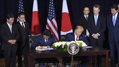 Thủ tướng Nhật Bản Shinzo Abe và Tổng thống Mỹ Donald Trump ký thỏa thuận thương mại song phương tại New York (Mỹ) ngày 25-9-2019. Ảnh: TTXVN