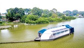 Thiết bị giống như một nhà thuyền nổi có khả năng lọc và giữ lại các rác thải trôi nổi trên sông