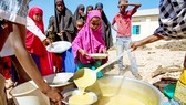 Trẻ em châu Phi nhận bữa ăn tại một trường học thông qua Chương trình WFP. Ảnh: REUTERS