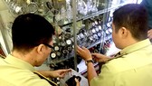 Tạm giữ hàng ngàn sản phẩm nhập lậu, nghi giả mạo thương hiệu nổi tiếng