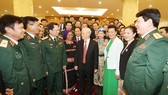 Đồng chí Nguyễn Phú Trọng trao đổi với các đại biểu điển hình tiên tiến toàn quốc trong xây dựng nền quốc phòng toàn dân vững mạnh giai đoạn 2009-2019. Ảnh: TTXVN
