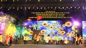Chương trình biểu diễn nghệ thuật đặc biệt với chủ đề “Sáng mãi truyền thống Bộ đội Cụ Hồ”. Ảnh: MINH AN