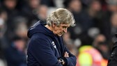 HLV Pellegrini trong trận thua Leicester