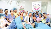 Các bác sĩ Bệnh viện Từ Dũ chúc mừng hai mẹ con một sản phụ