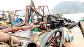 Tang vật và các tàu khai thác cát trái phép bị bắt giữ. Ảnh: TTXVN