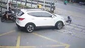 Vụ tai nạn ô tô đâm gãy chân nhân viên đang làm vệ sinh trên mặt đường ngang tuyến đường sắt Bắc - Nam