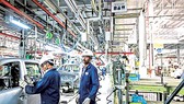 Một nhà máy sản xuất ô tô ở Ấn Độ, điển hình cho các nền kinh tế mới nổi và đang phát triển, có mức tăng trưởng tốt. Ảnh: BLOOMBERG