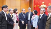 Thủ tướng Nguyễn Xuân Phúc gặp gỡ các đại biểu dự hội nghị. Ảnh: VIẾT CHUNG