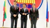 Ngoại trưởng Nhật Bản Toshimitsu Motegi (giữa) cùng Tổng thư ký ASEAN Dato Lim Jock Hoi (phải) và Đại sứ Nhật Bản tại ASEAN Chiba Akira