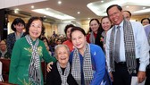 Chủ tịch Quốc hội Nguyễn Thị Kim Ngân ân cần thăm hỏi các ngoại, các dì, các cô là lực lượng của Đội quân tóc dài