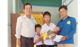 Anh Khang và các con nhận số tiền từ bạn đọc
