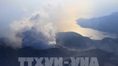 Khói bốc lên từ miệng núi lửa Shindake trên đảo Kuchinoerabu, tỉnh Kagoshima, Nhật Bản, ngày 29/5/2015 Ảnh (tư liệu). Ảnh: AFP/TTXVN