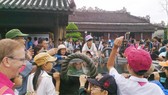 Du khách trong và ngoài nước tham quan Đại nội Huế. Ảnh: VĂN THẮNG