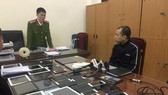 Cơ quan Cảnh sát điều tra Công an quận Cầu Giấy đấu tranh khai thác một trong những đối tượng cầm đầu đường dây đánh bạc qua mạng internet. Ảnh: Báo ANTĐ