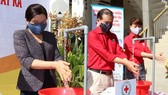 Thao diễn hướng dẫn người dân rửa tay đúng cách