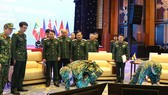 Trung tướng Lê Huy Vịnh kiểm tra công tác bảo đảm y tế, an ninh chuẩn bị cho ADMM Hẹp. Ảnh: mod.gov.vn
