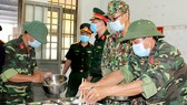 Điều kiện ăn ở của người cách ly được đảm bảo theo tiêu chuẩn quân đội. Ảnh: XUÂN QUỲNH