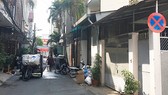 Biển báo cấm tất cả các loại phương tiện (có động cơ và không động cơ) dừng và đậu trong hẻm