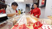 Vàng tăng vọt, tỷ giá và chứng khoán giảm vì FED