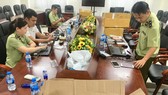 Cán bộ QLTT TPHCM kiểm đếm lô hàng iPhone trôi nổi, trị giá hàng tỷ đồng