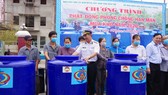 Đại tá Đinh Văn Thắng, Phó Tư lệnh Vùng 2 Hải quân trao bồn chứa nước cho đại diện người dân