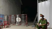 Các ngõ đường vào thôn Văn Lâm 3 đã được lập chốt chặn để phòng chống, ngăn chặn dịch Covid-19 . Ảnh: Công Thử - TTXVN