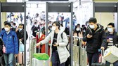Người dân Vũ Hán, Trung Quốc đến ga tàu điện ngầm
