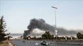 Khói bốc lên tại khu vực Abou Slim thuộc Tripoli, Libya do xung đột giữa lực lượng ủng hộ Chính phủ và lực lượng LNA trung thành với Tướng Khalifa Haftar, ngày 6-5-2020. Ảnh: THX/TTXVN