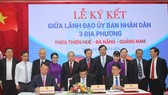 Lãnh đạo 3 địa phương ký kết và công bố chương trình liên kết hành động phục hồi và phát triển du lịch trong bối cảnh mới. Ảnh: VGP