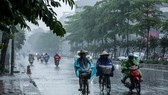 Miền Nam mưa dông, miền Bắc nắng nóng