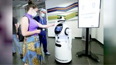 Robot tiếp tân giảm nguy cơ lây nhiễm Covid-19