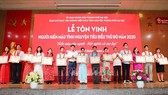 Ban Chỉ đạo vận động hiến máu tình nguyện thành phố Hà Nội tặng Giấy khen cho các gia đình có thành tích xuất sắc tham gia phong trào hiến máu tình nguyện. Ảnh: Thanh Tùng/TTXVN